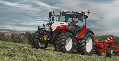 Landmaschine von Steyr fährt über Acker