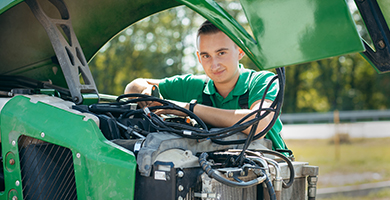 Mechaniker arbeitet am Motor eines Traktors